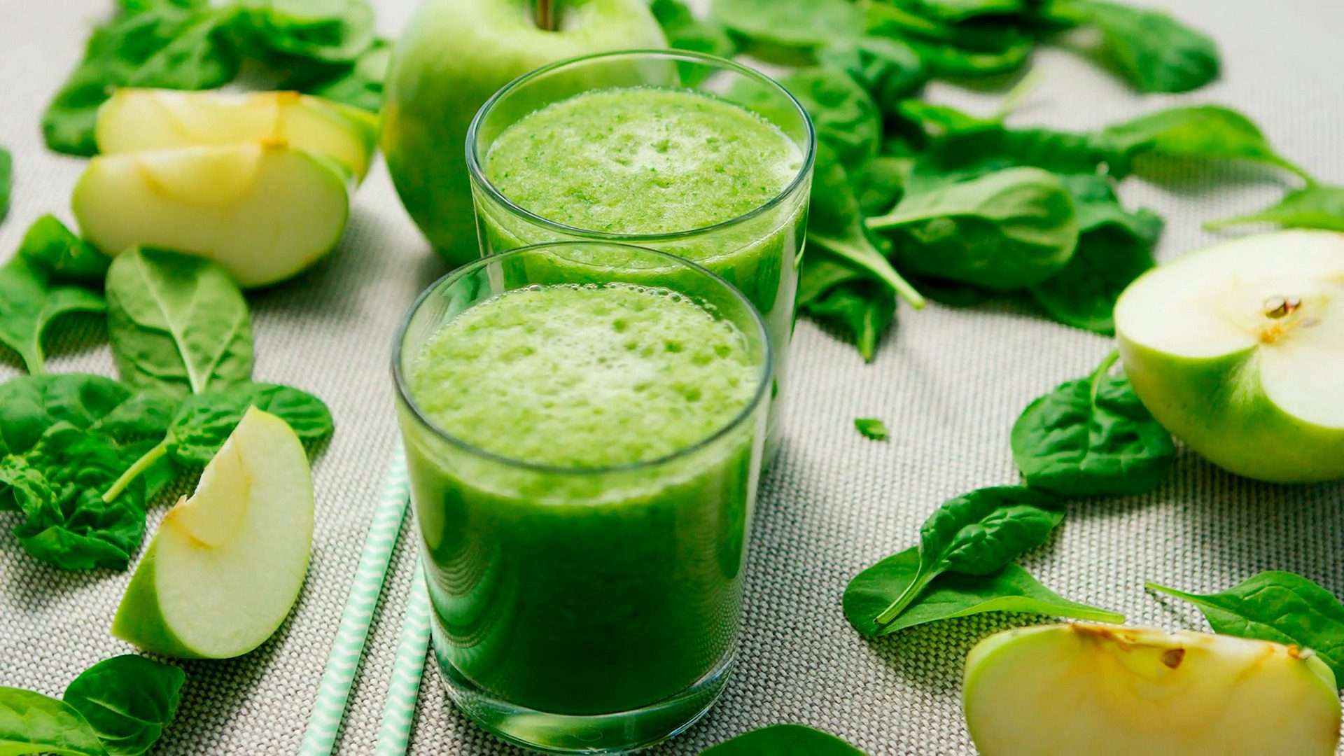 Gesunder Kräuter Smoothie mit Apfel